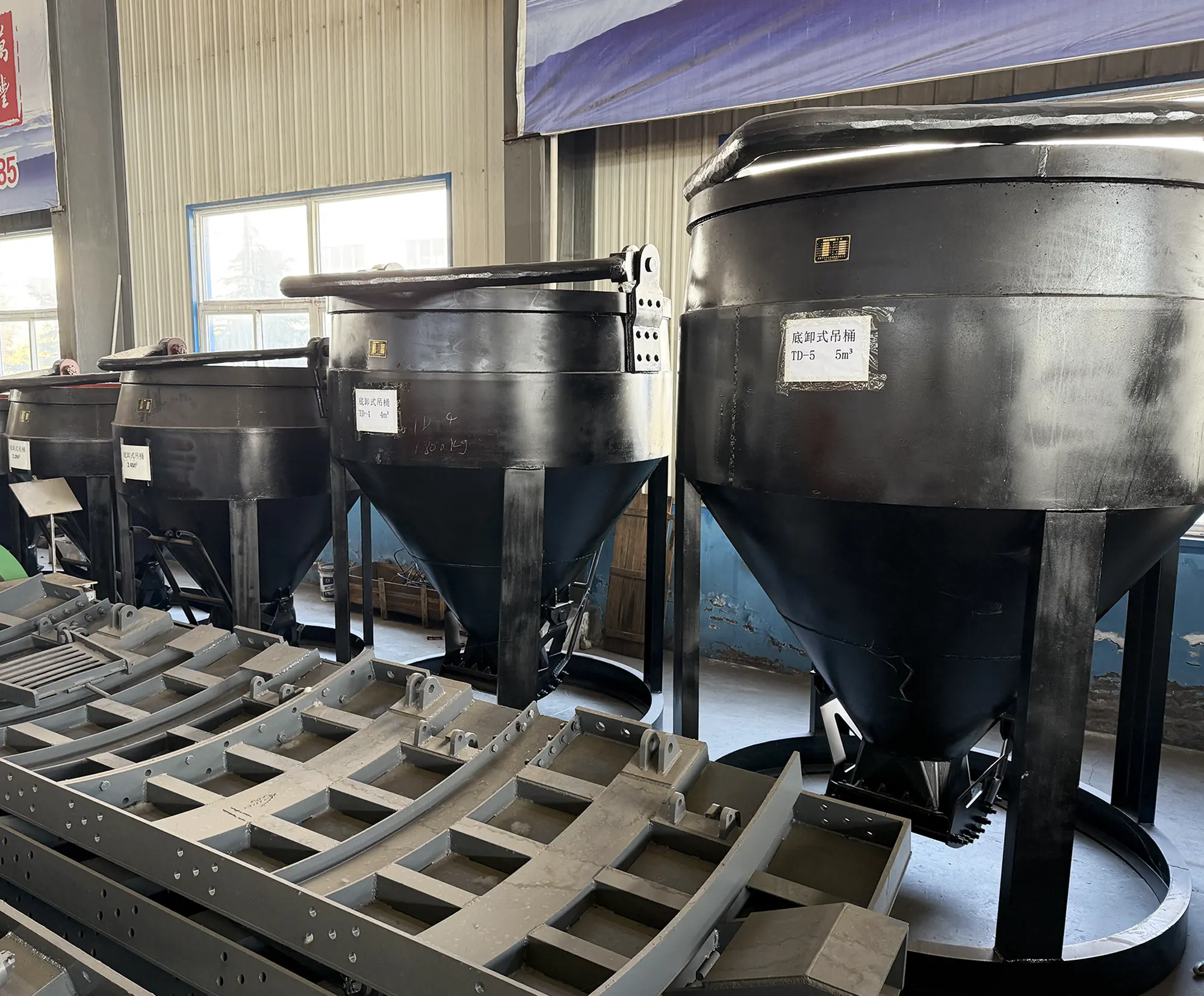 Bottom discharge bucket
